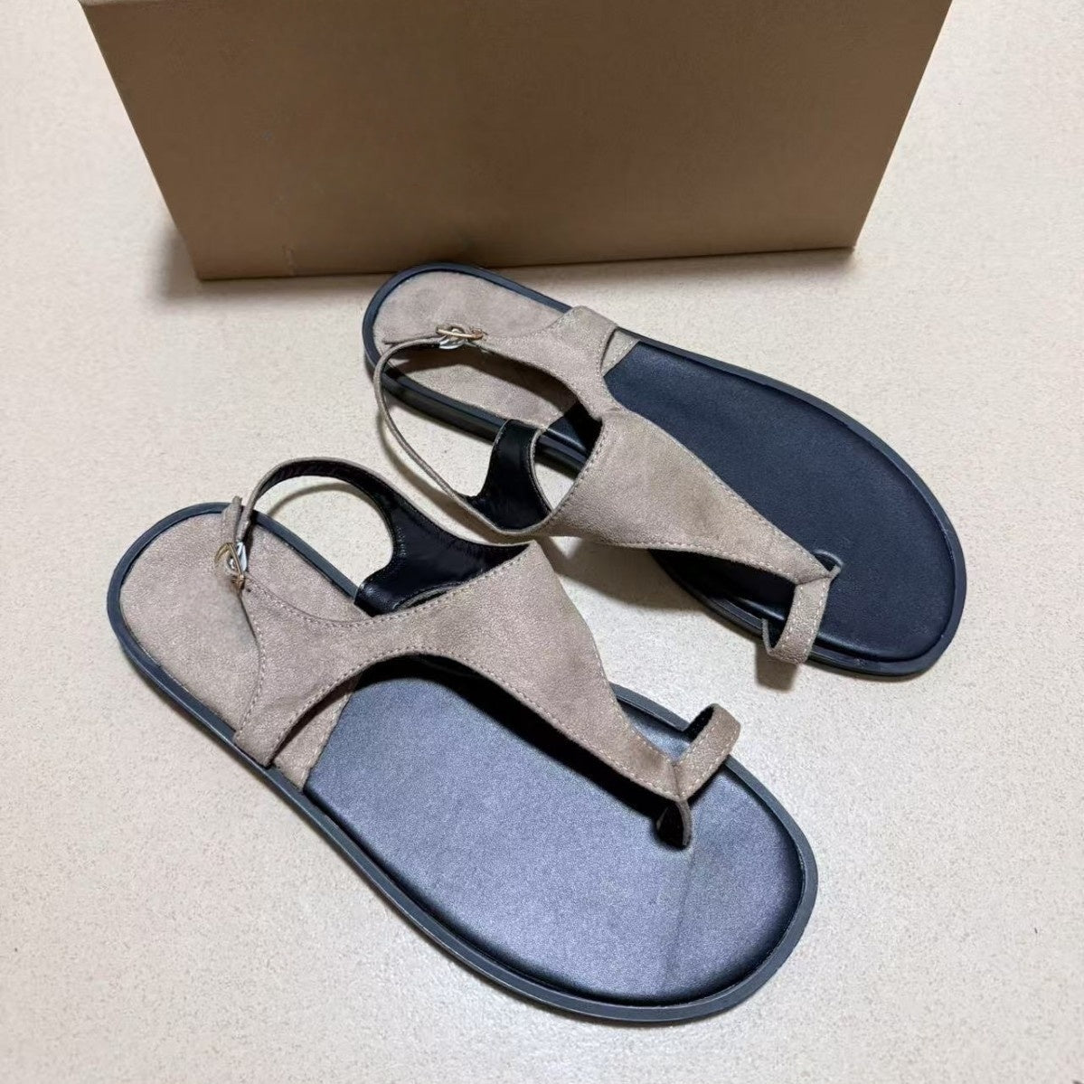 Women's New Fashion Joker Toe Wear Flat-bottomed Retro Holiday Beach Sandals and Slippers.