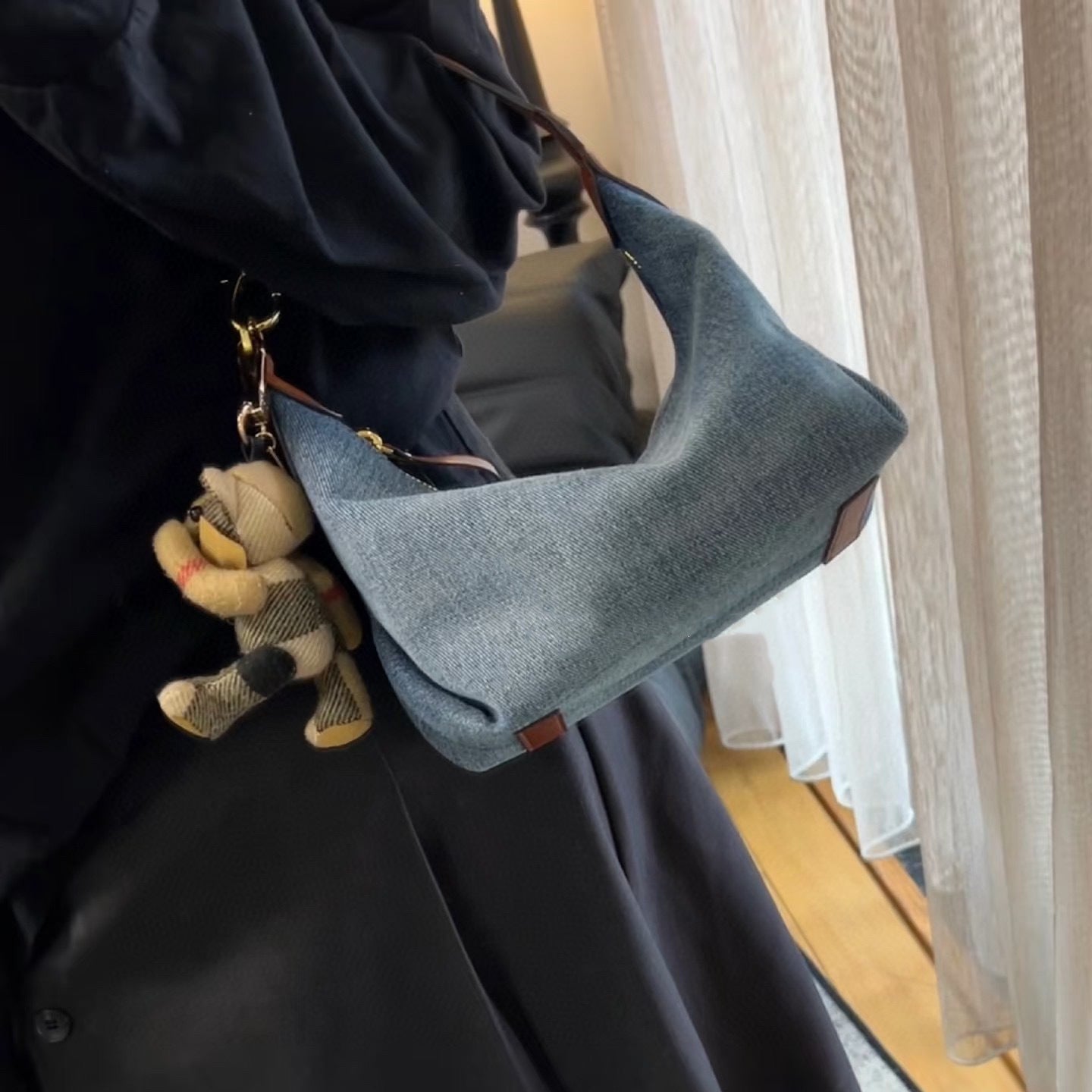 Women's new Joker embroidered denim leather portable daily shoulder bag.