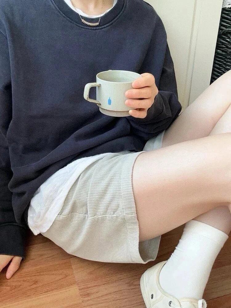 Men and women with the same new Joker couple style corduroy fabric elastic waist casual shorts.