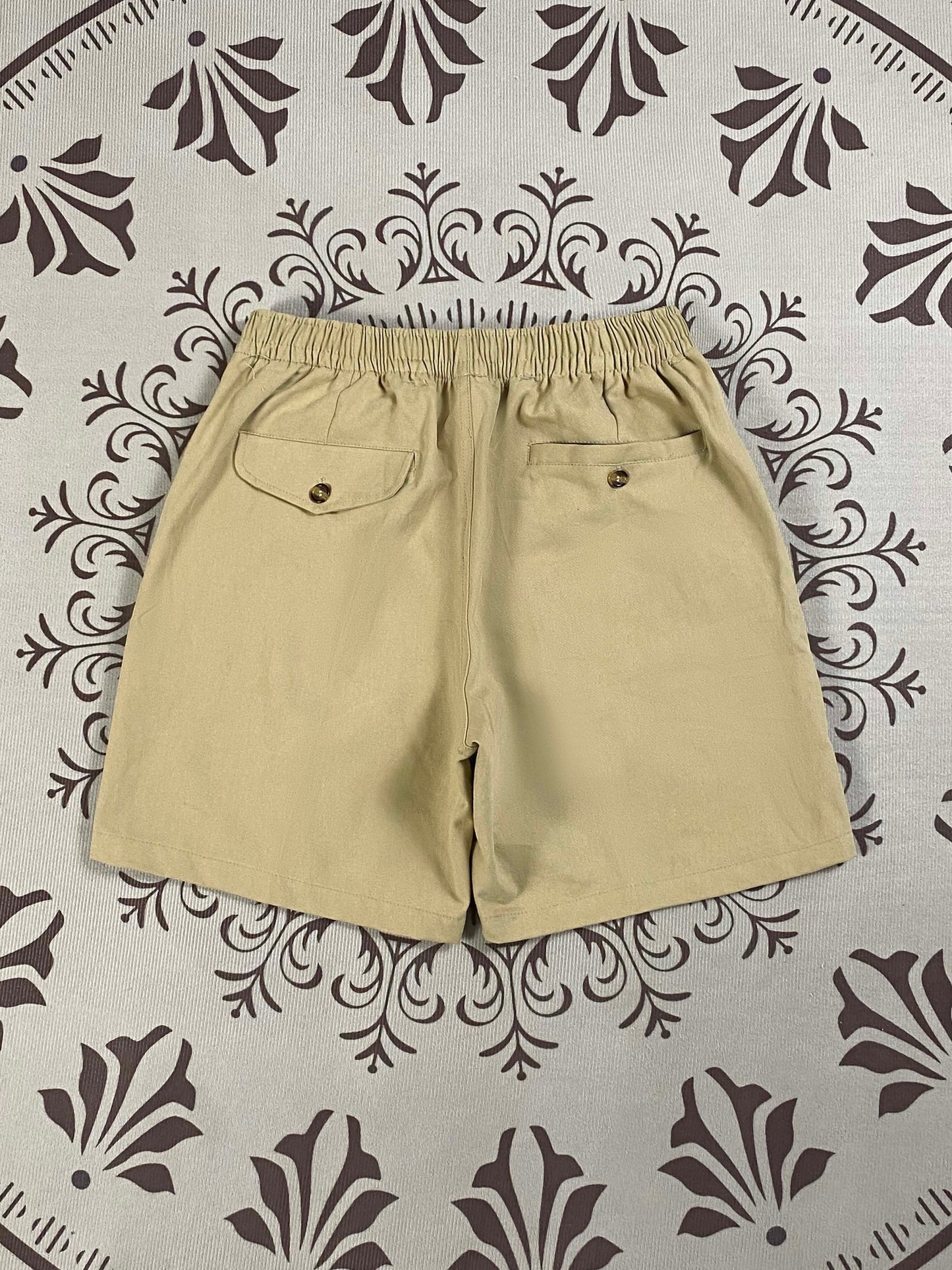 Men and women with the same new Joker couple style elastic waist zipper casual shorts.